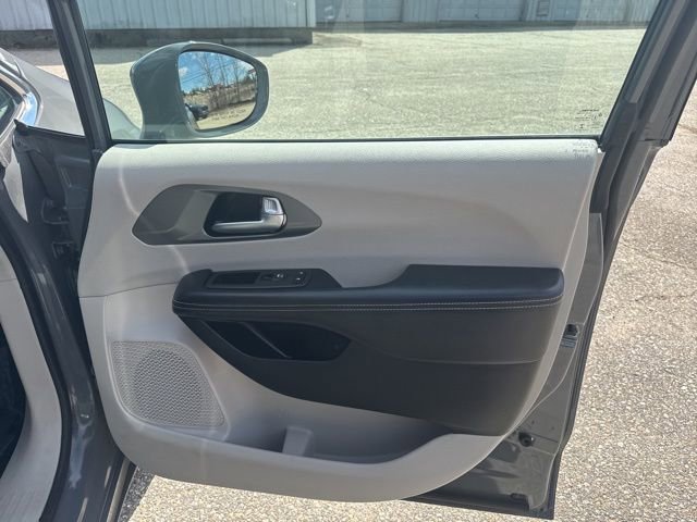 Used 2022 Chrysler Pacifica Touring-L image 13