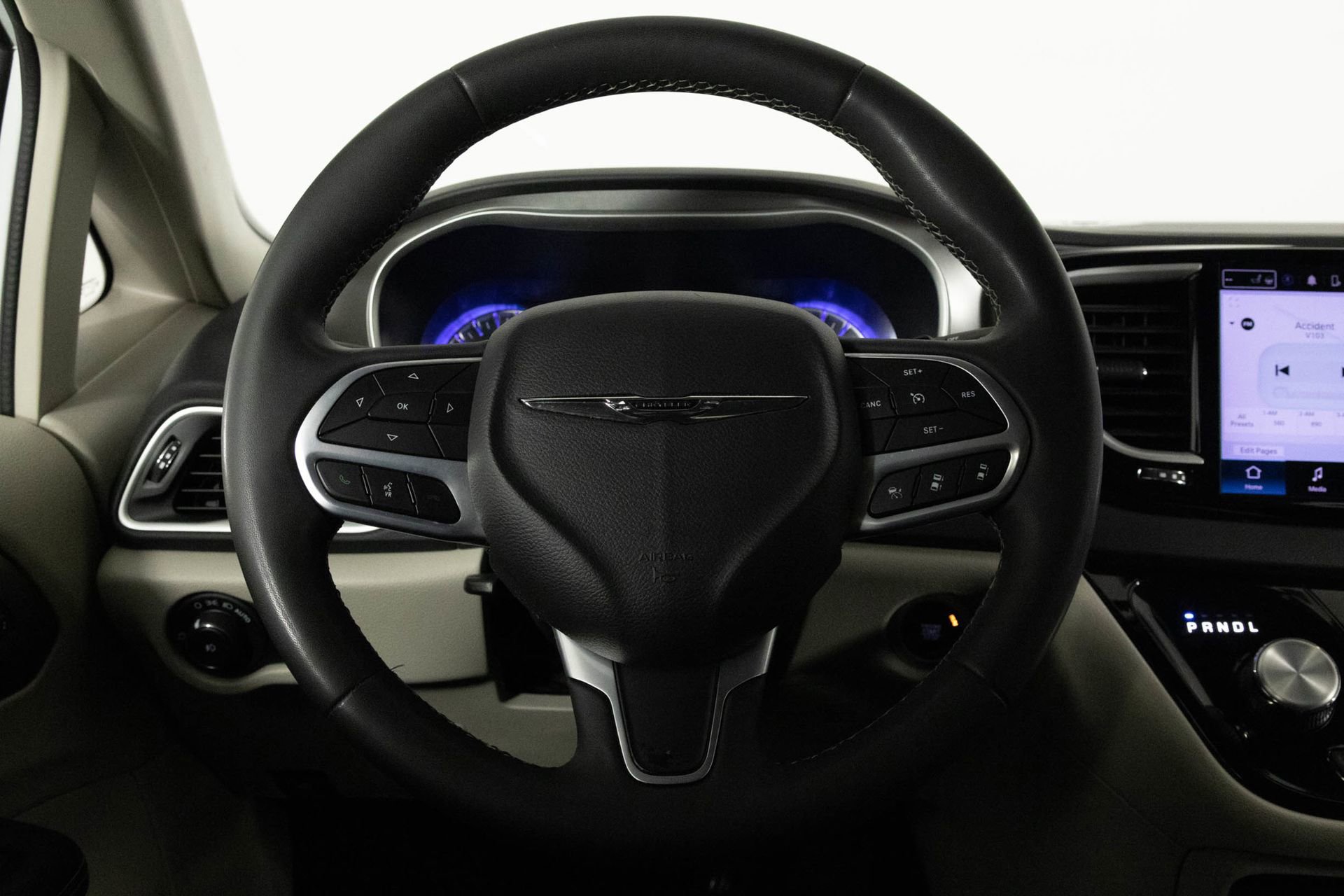 Used 2023 Chrysler Pacifica Touring-L image 25