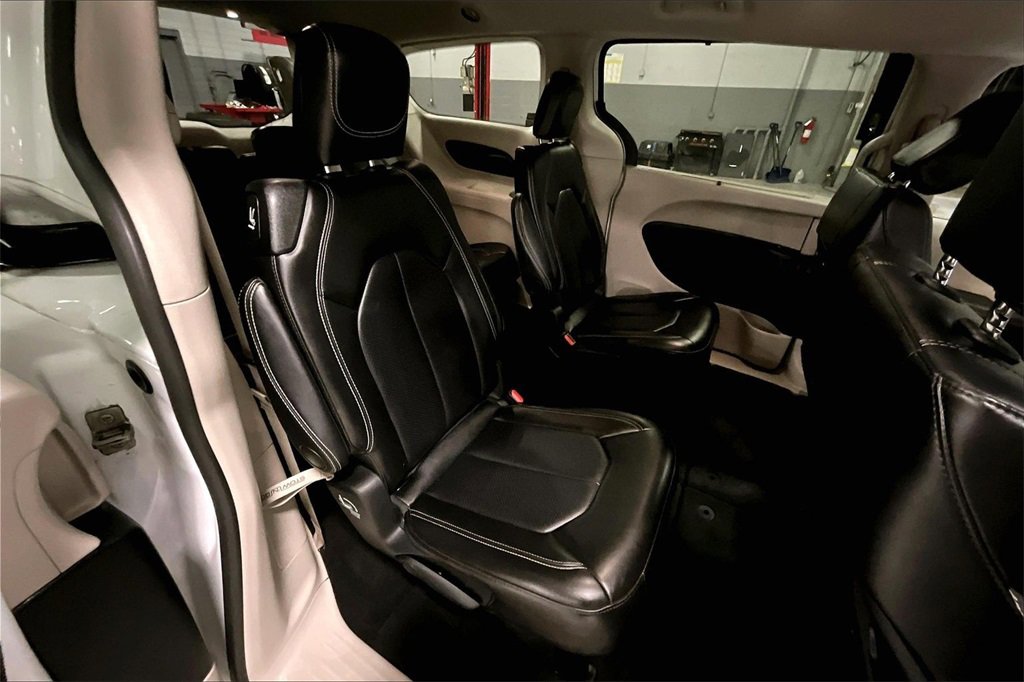 Used 2024 Chrysler Pacifica Touring-L image 19