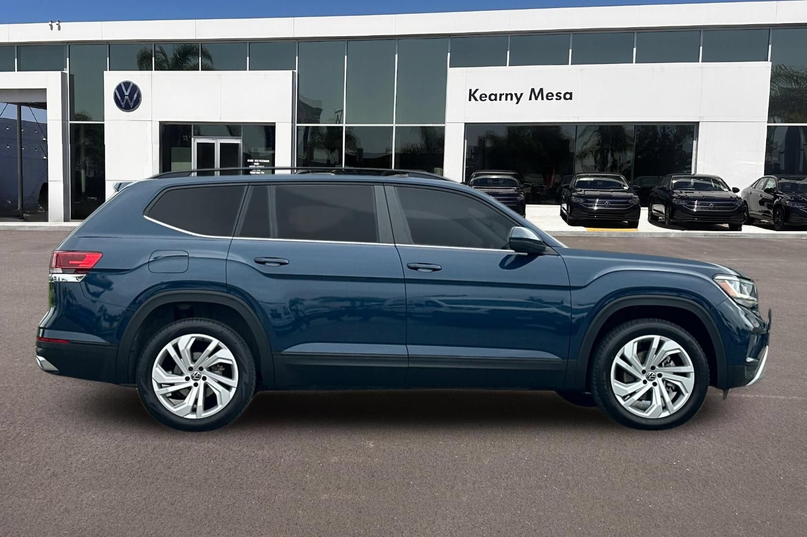 Used 2023 Volkswagen Atlas SE w/ Panoramic Sunroof Package FWD image 3