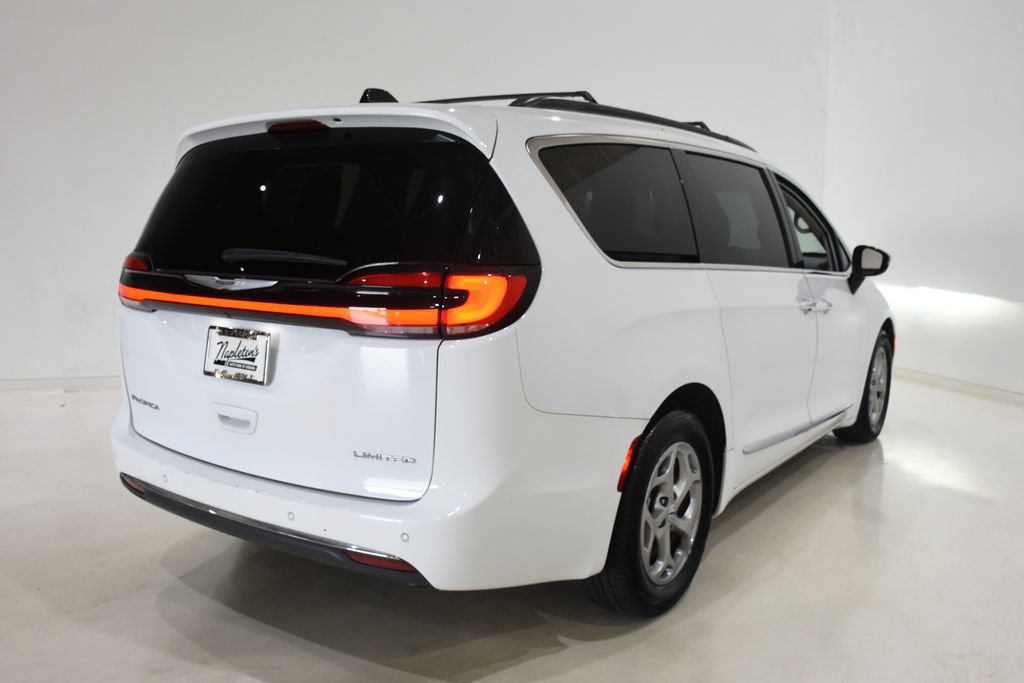Used 2023 Chrysler Pacifica Limited FWD image 4