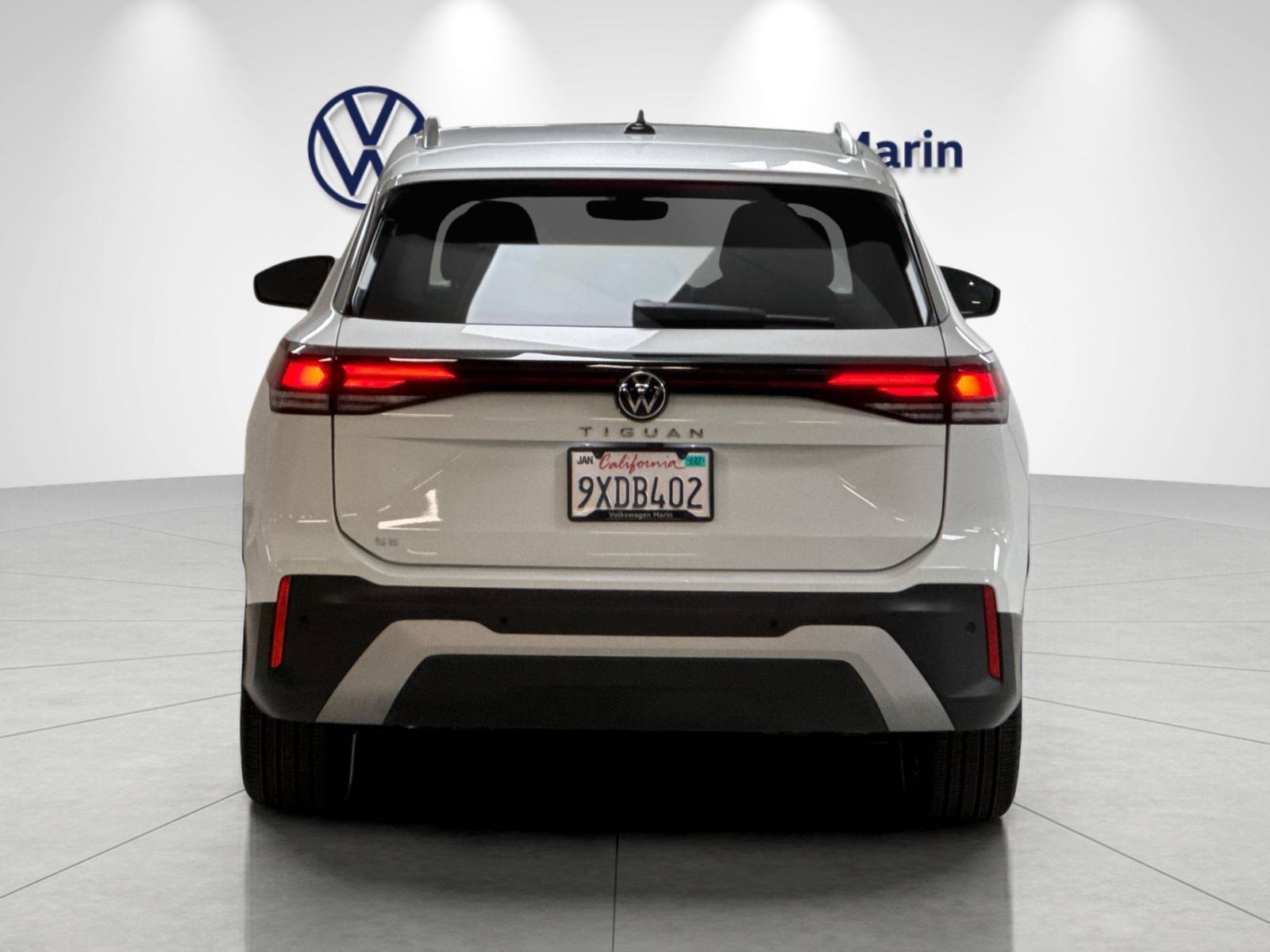 Used 2026 Volkswagen Tiguan SE w/ Panoramic Sunroof Package FWD image 4