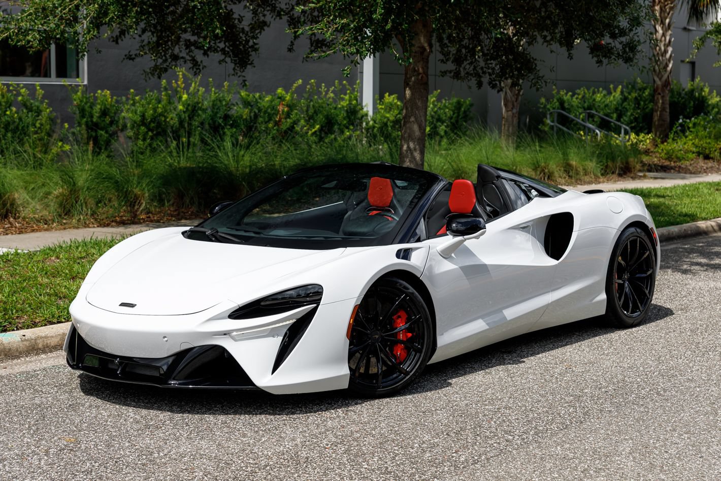 Used 2025 McLaren Artura Spider RWD image 35