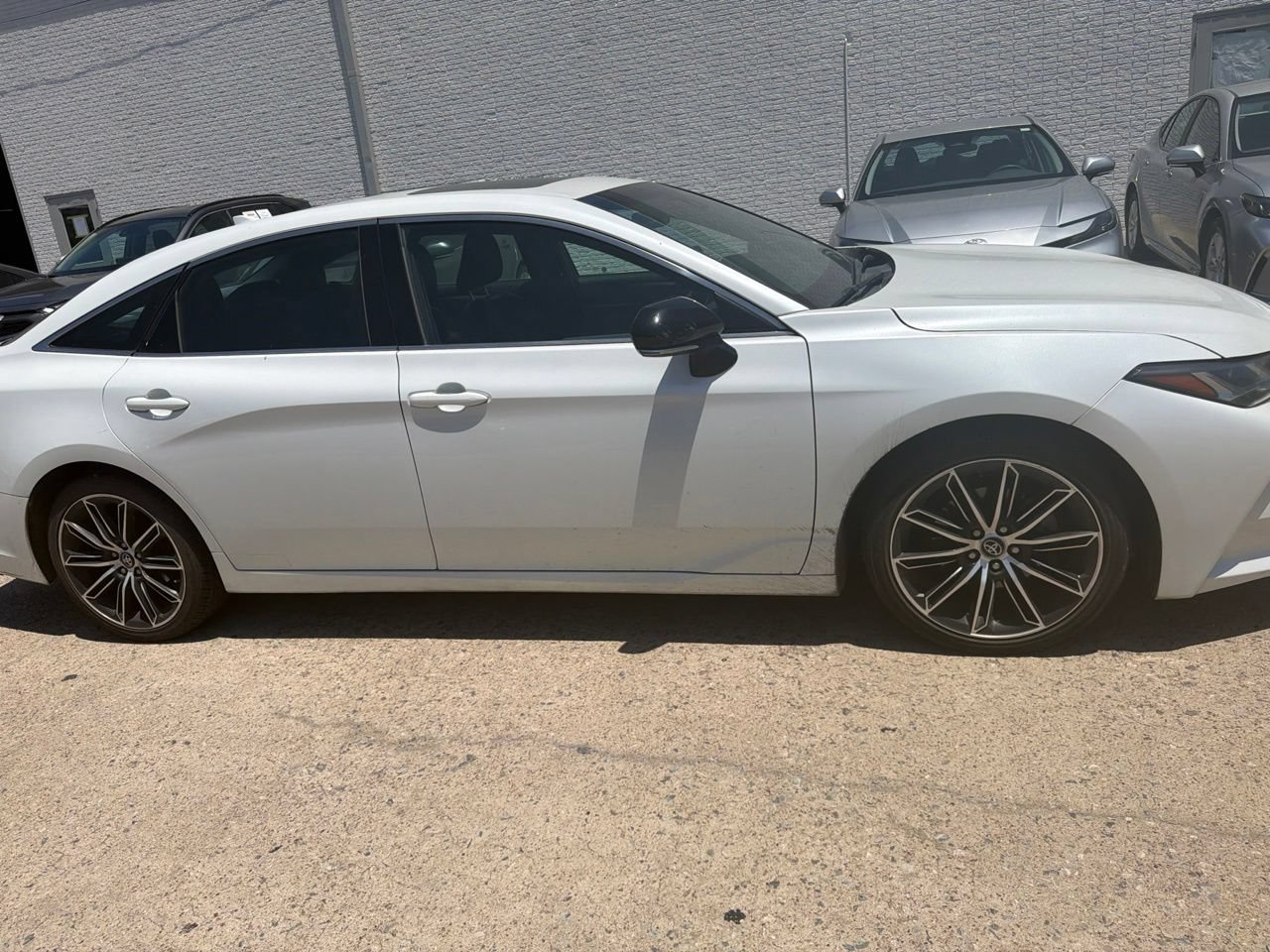 Used 2019 Toyota Avalon Touring FWD image 4