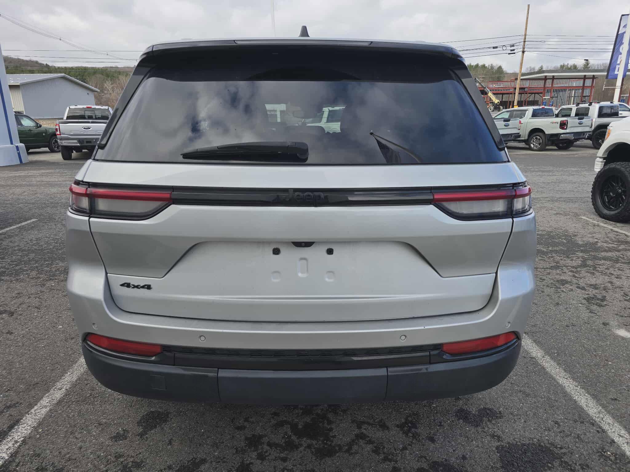 Used 2022 Jeep Grand Cherokee Altitude image 4