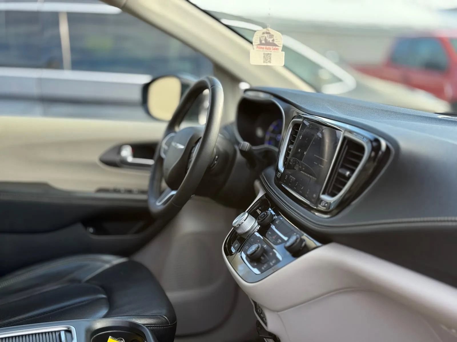 Used 2022 Chrysler Pacifica Touring-L image 28