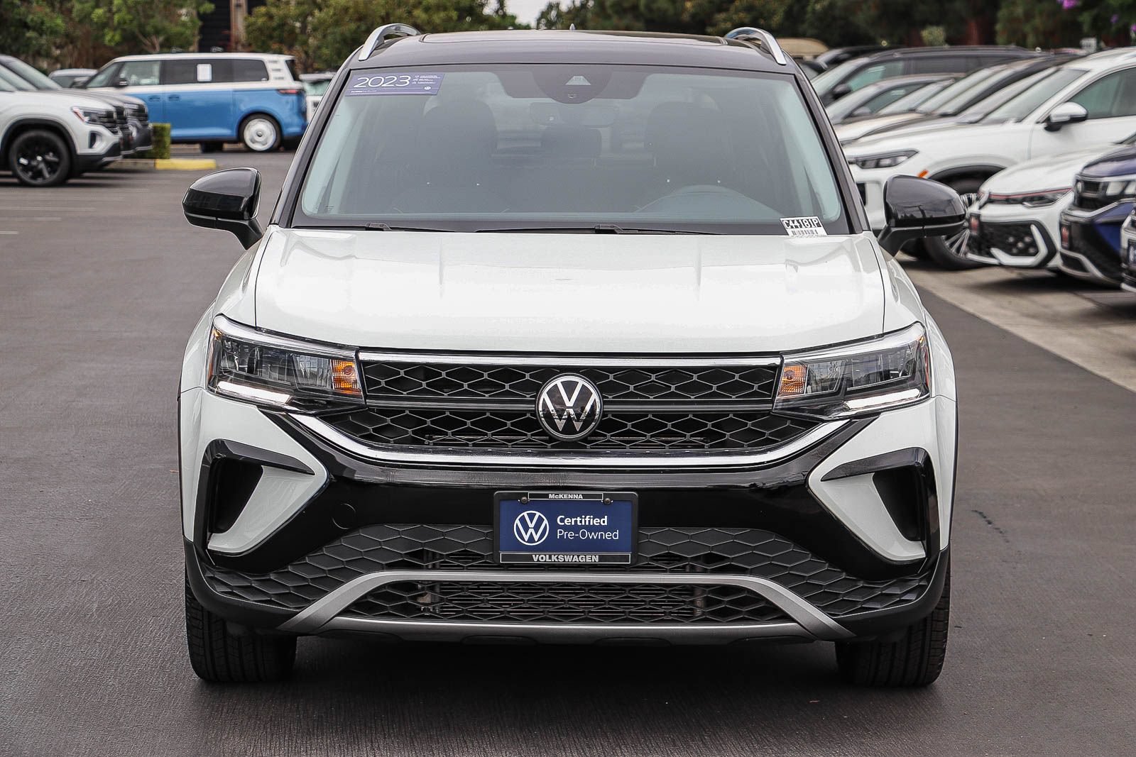 Used 2023 Volkswagen Taos SE w/ Panoramic Sunroof Package FWD image 3