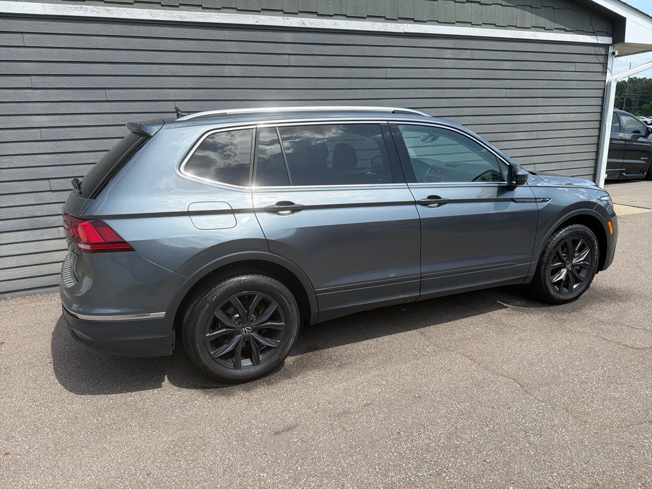 Used 2024 Volkswagen Tiguan SE AWD/4WD image 6