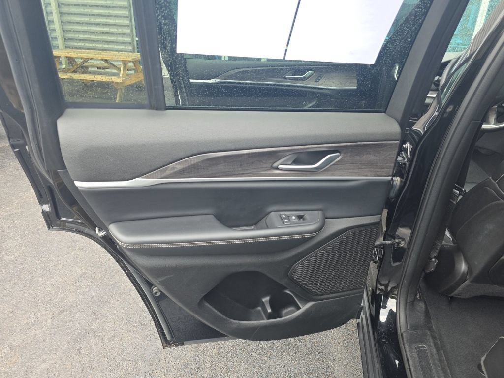 Used 2024 Jeep Grand Cherokee Limited AWD/4WD image 31