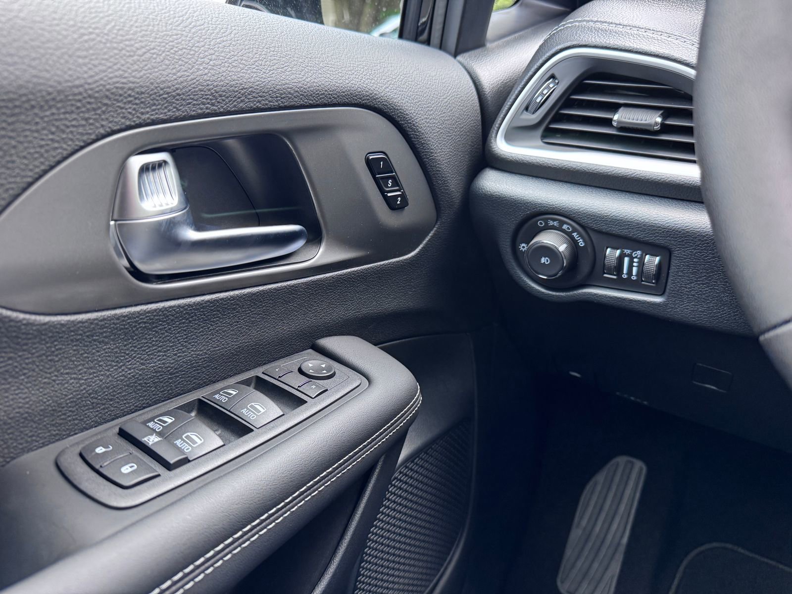 New 2025 Chrysler Pacifica Select w/ Uconnect Theater Family Group image 15