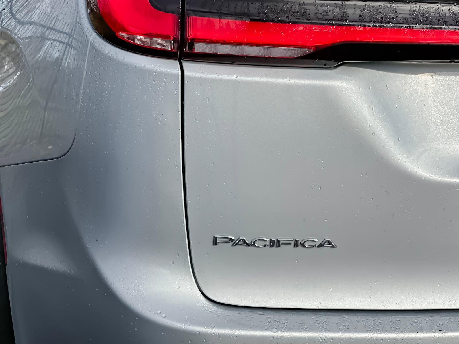 Used 2024 Chrysler Pacifica Touring-L image 28