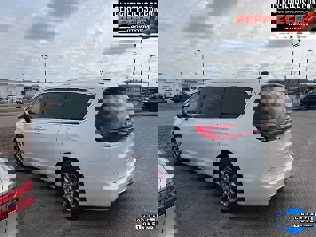 Used 2026 Chrysler Pacifica Select image 7