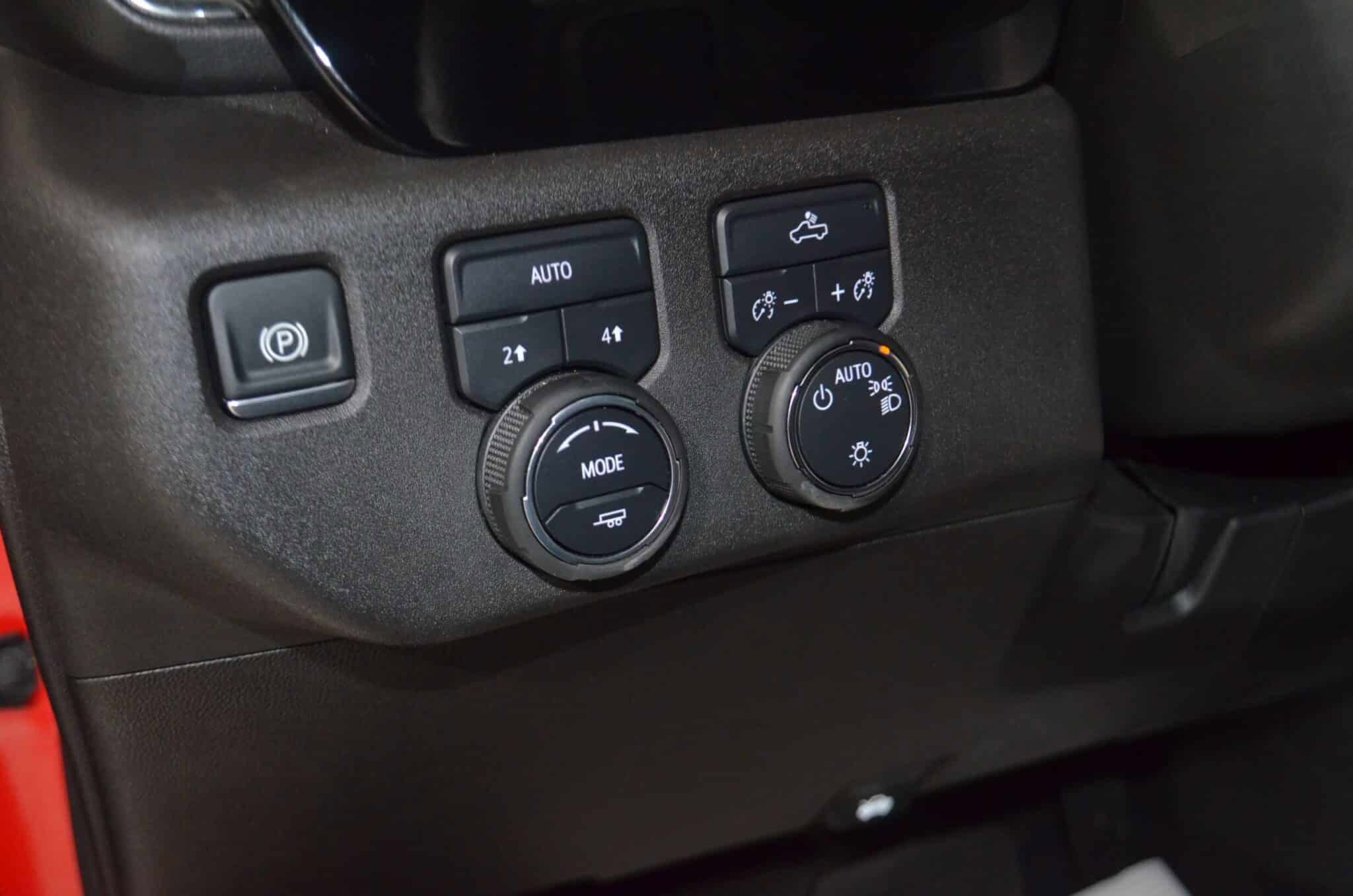 Used 2025 Chevrolet Silverado 1500 LT AWD/4WD image 31