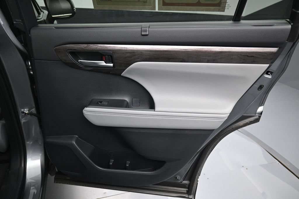 Certified 2026 Toyota Highlander Platinum AWD/4WD image 37
