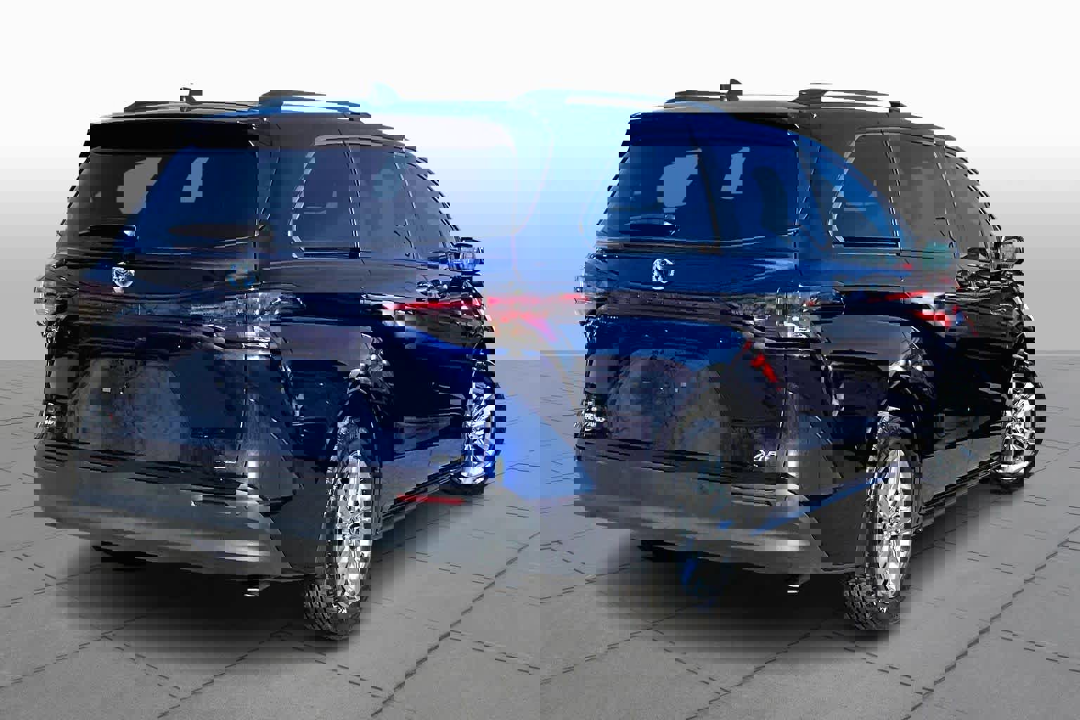 Used 2025 Toyota Sienna XLE w/ XLE Plus Package image 13