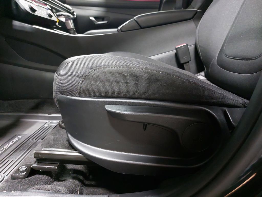 Certified 2025 Hyundai Tucson SE image 28