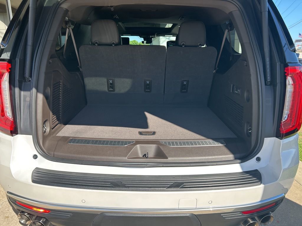 Used 2024 GMC Yukon XL Denali w/ Advanced Technology Package image 12