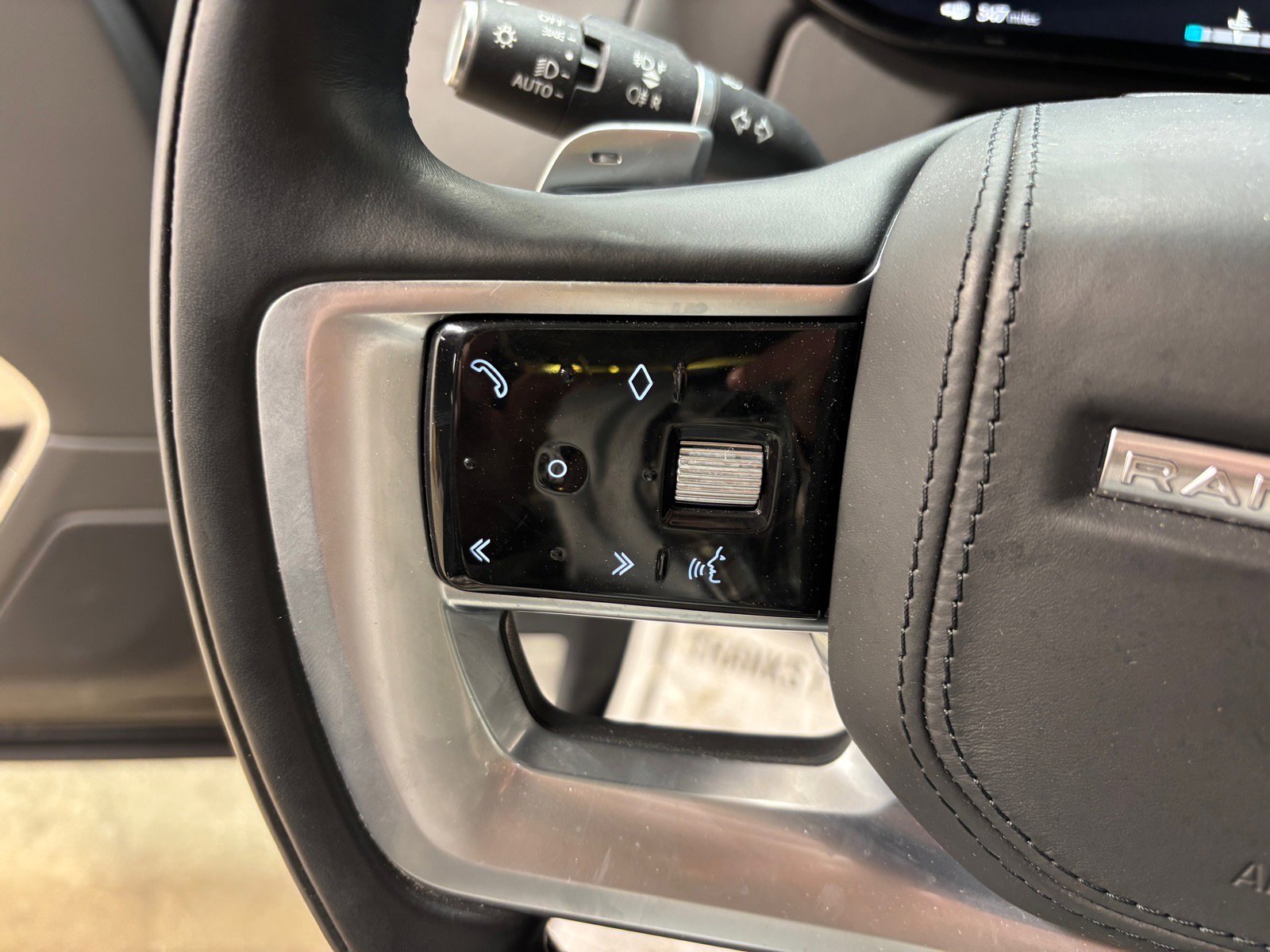 Used 2023 Land Rover Range Rover SE image 19