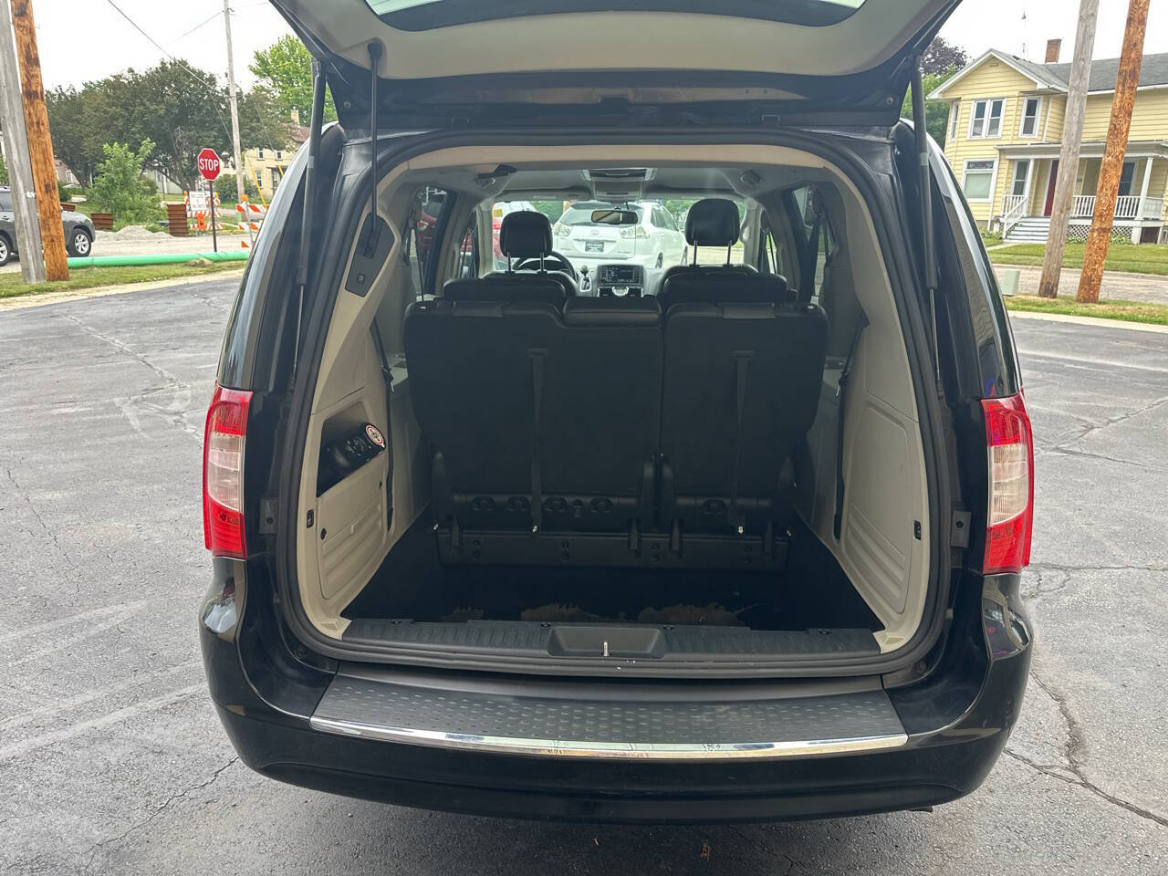Used 2015 Chrysler Town & Country Touring FWD image 9