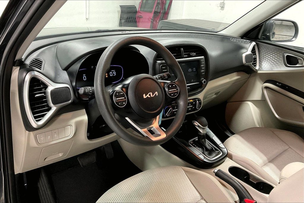 Used 2025 Kia Soul LX w/ LX Technology Package FWD image 16
