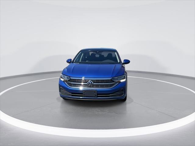 Certified 2024 Volkswagen Jetta SE w/ Panoramic Sunroof Package image 3