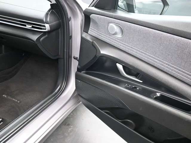 Used 2023 Hyundai Elantra Limited image 23