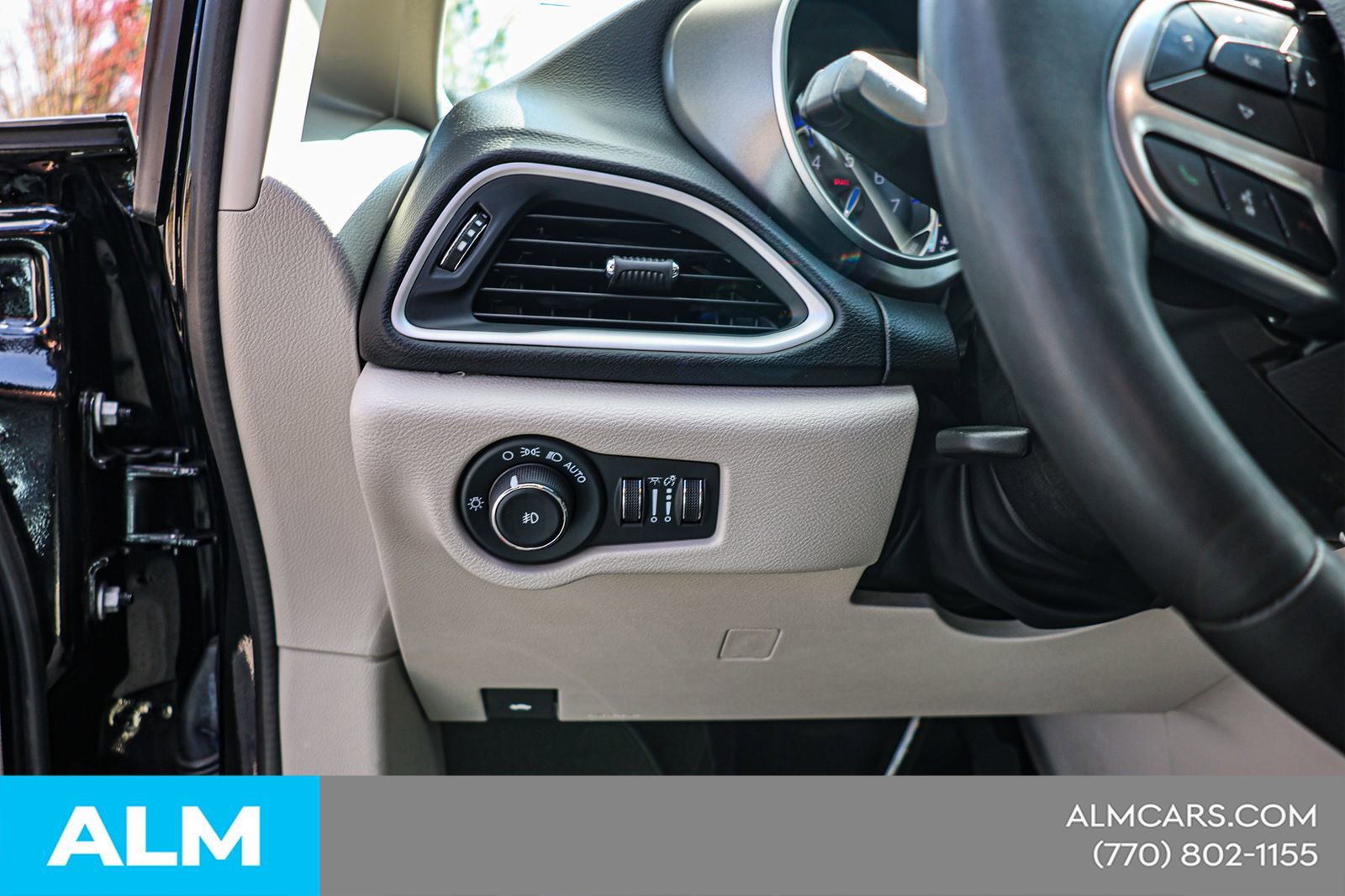 Used 2024 Chrysler Pacifica Touring-L FWD image 22