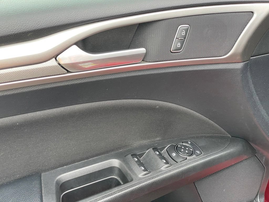 Used 2019 Ford Fusion SE FWD image 11
