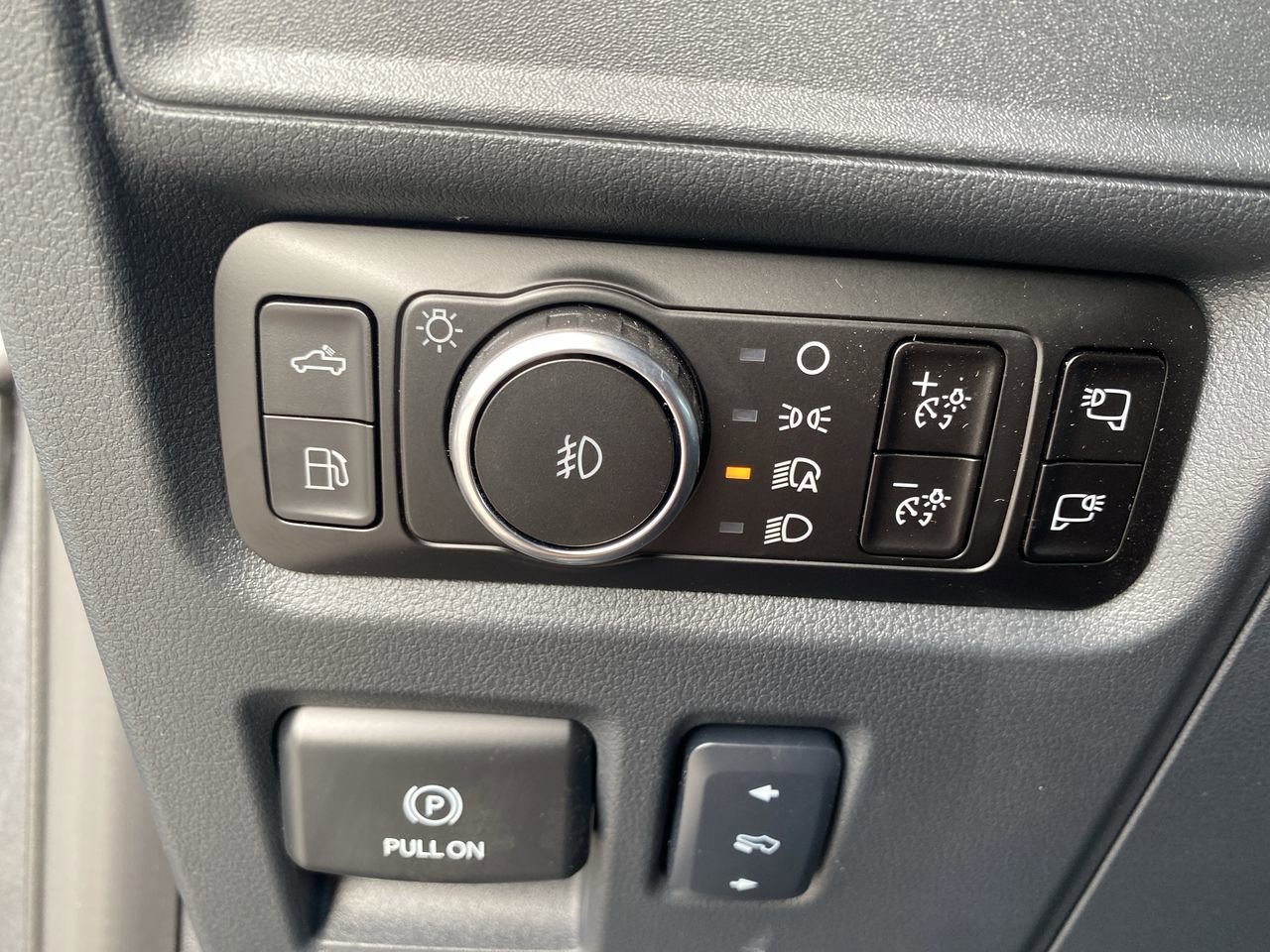 Used 2025 Ford F150 Lariat w/ Equipment Group 501A Mid image 27