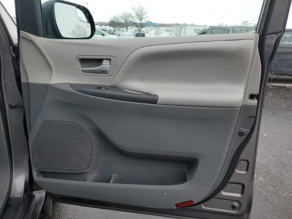 Used 2015 Toyota Sienna LE image 30