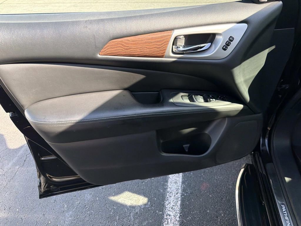 Used 2017 Nissan Pathfinder Platinum image 21