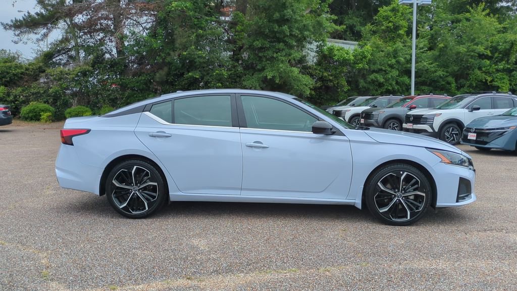 Used 2025 Nissan Altima 2.5 SR w/ SR Premium Package FWD image 4