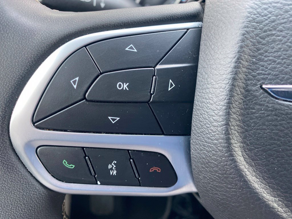 Used 2023 Chrysler Pacifica Touring-L FWD image 8