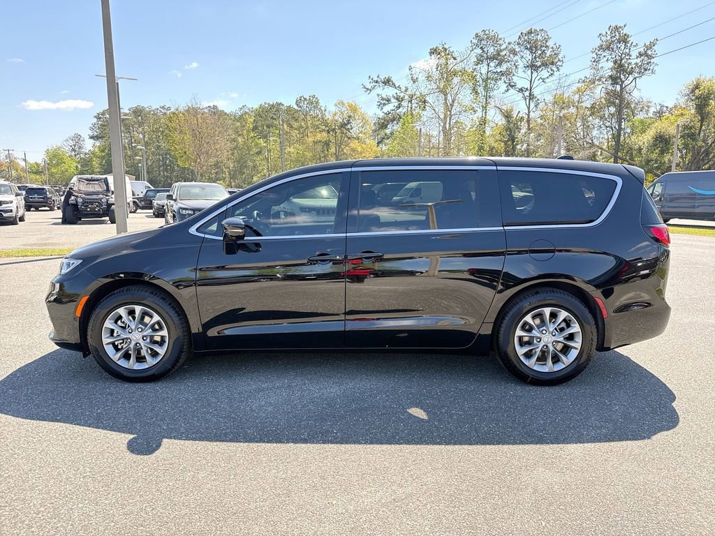New 2026 Chrysler Pacifica Limited w/ Trailer Tow Group FWD image 6