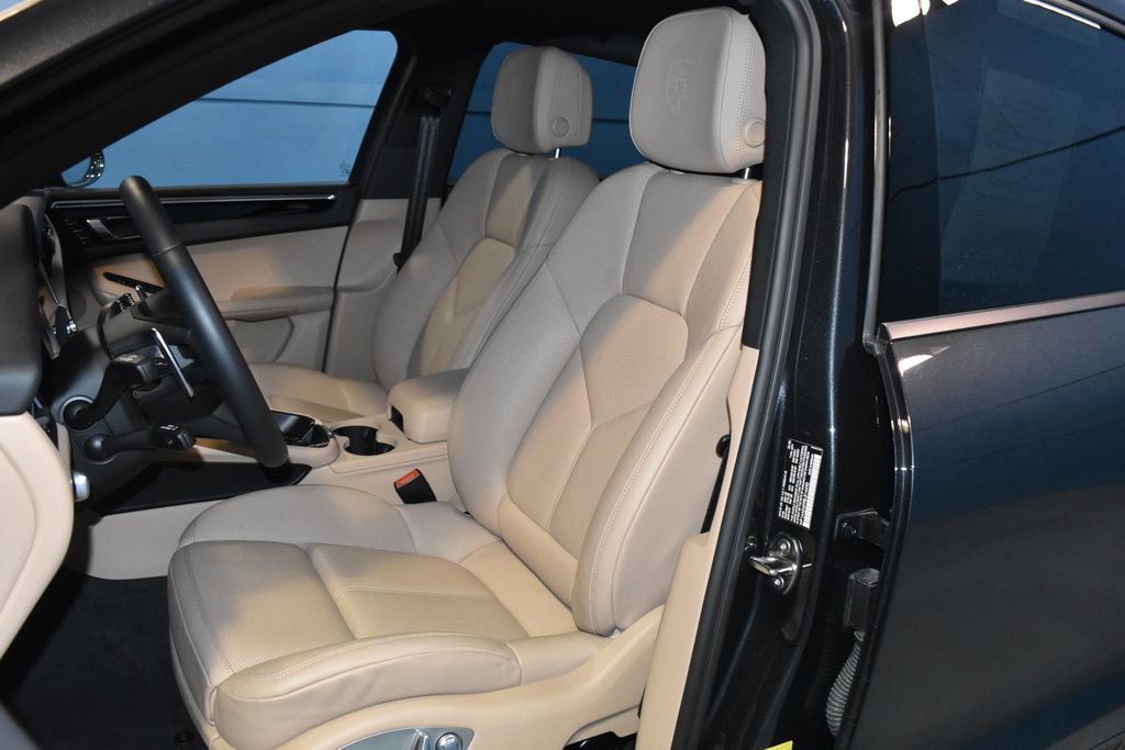 Certified 2025 Porsche Macan image 5