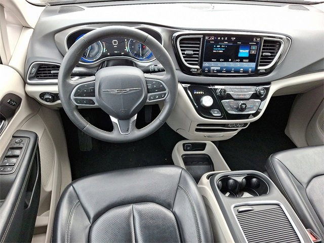 Used 2023 Chrysler Pacifica Touring-L image 2