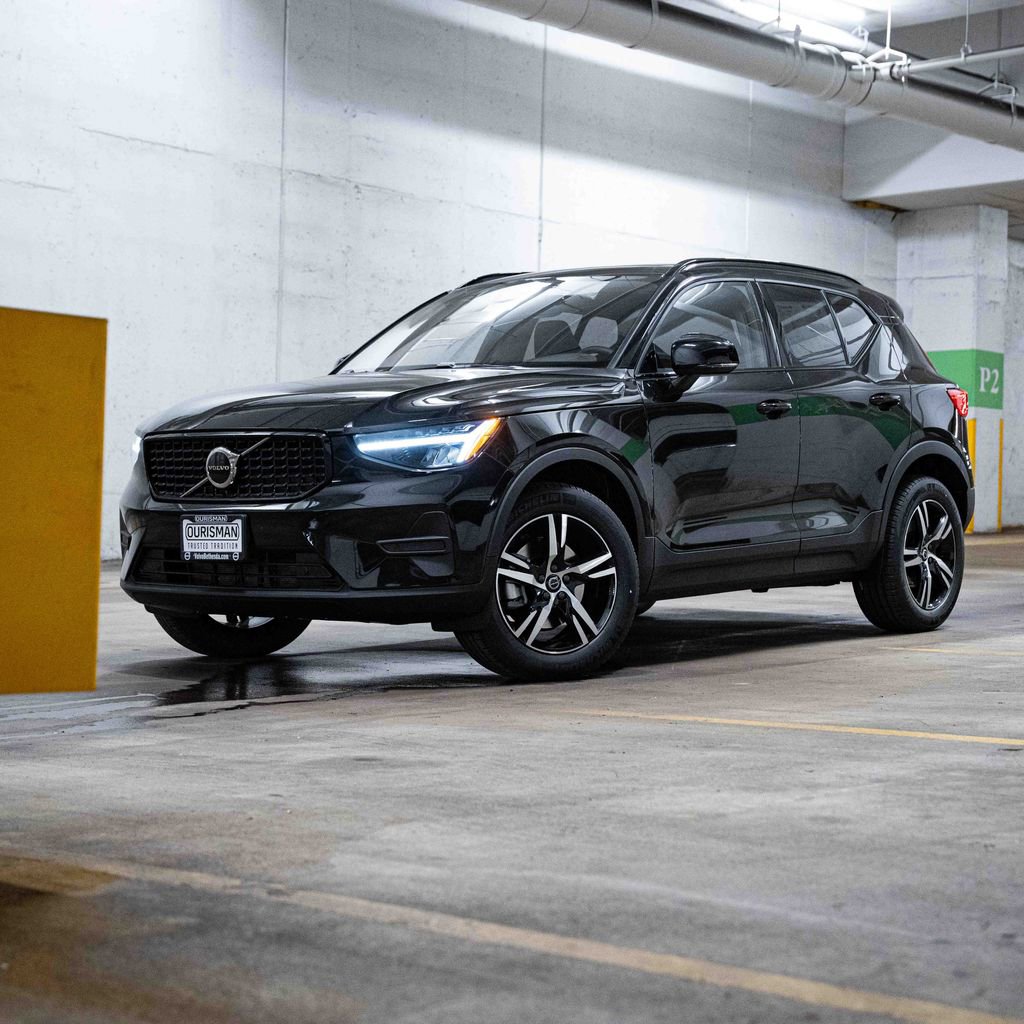 New 2026 Volvo XC40 B5 Core w/ Climate Package