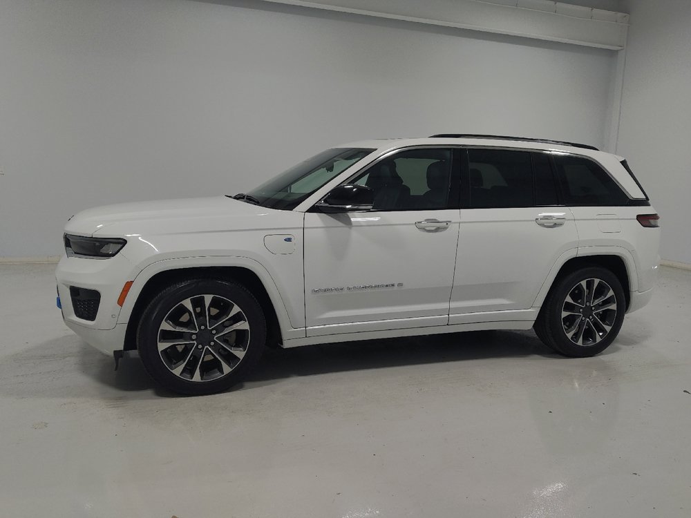 Used 2022 Jeep Grand Cherokee Overland w/ Luxury Tech Group IV AWD/4WD image 2