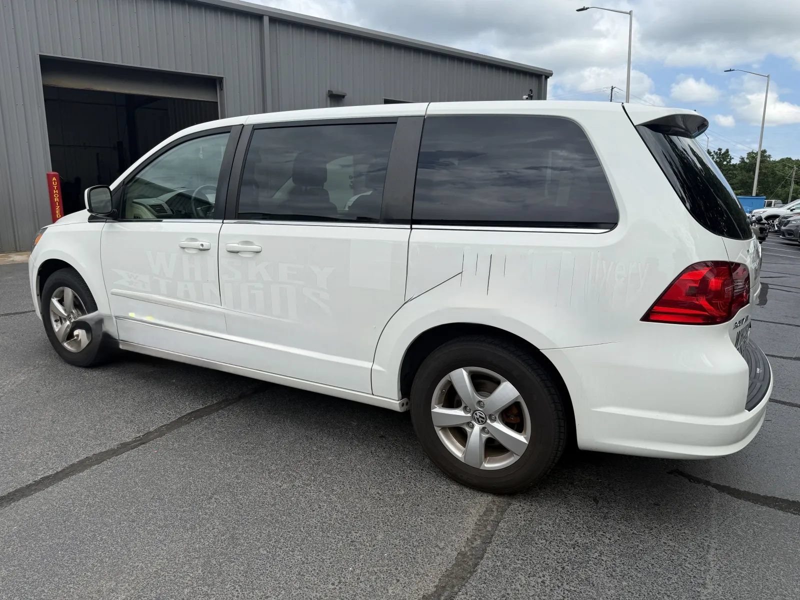 Used 2010 Volkswagen Routan SE FWD image 2