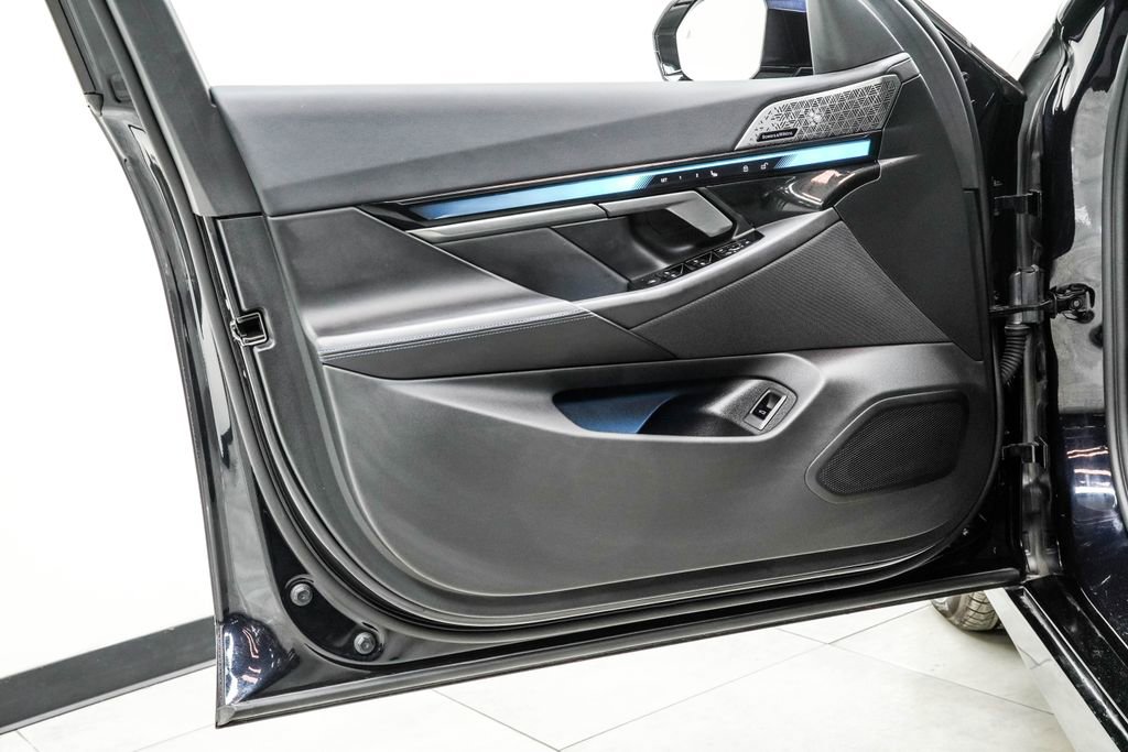 Used 2026 BMW 550e xDrive image 44