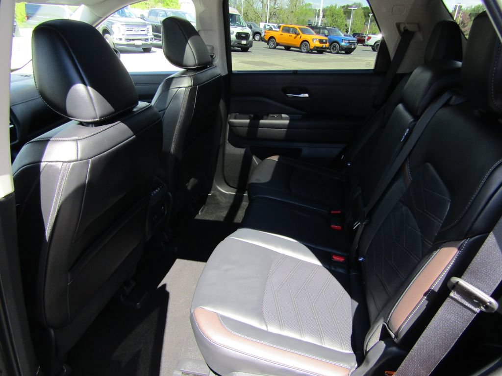 Used 2025 Nissan Pathfinder Platinum w/ Cargo Package AWD/4WD image 16