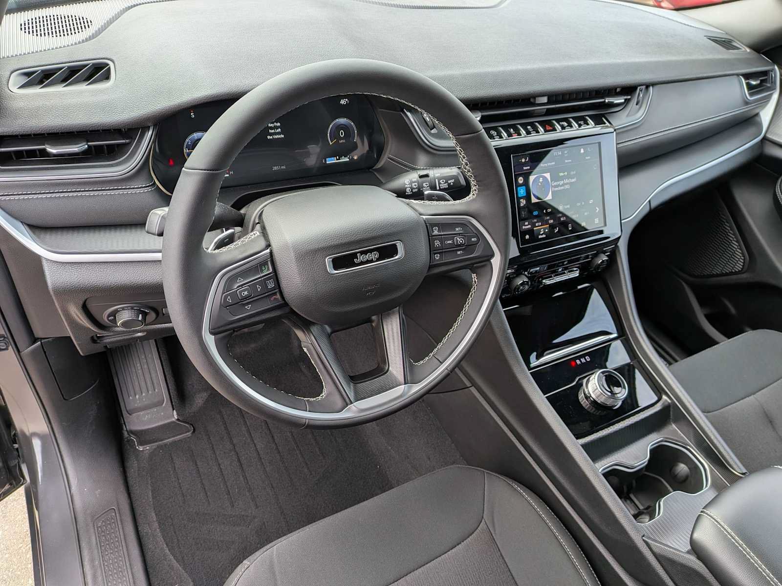 Used 2025 Jeep Grand Cherokee Laredo X w/ Luxury Tech Group I AWD/4WD image 2