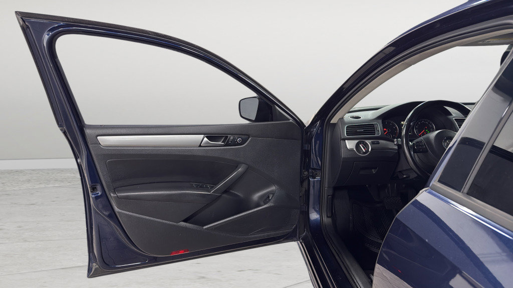 Used 2015 Volkswagen Passat 1.8T Wolfsburg Edition image 14