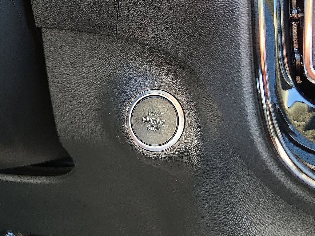 Used 2025 Volvo XC40 B5 Core AWD/4WD image 32
