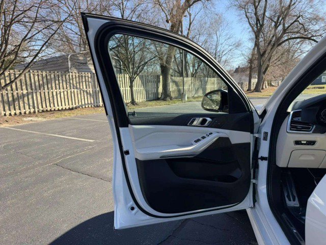 Used 2022 BMW X5 xDrive40i w/ M Sport Package image 17