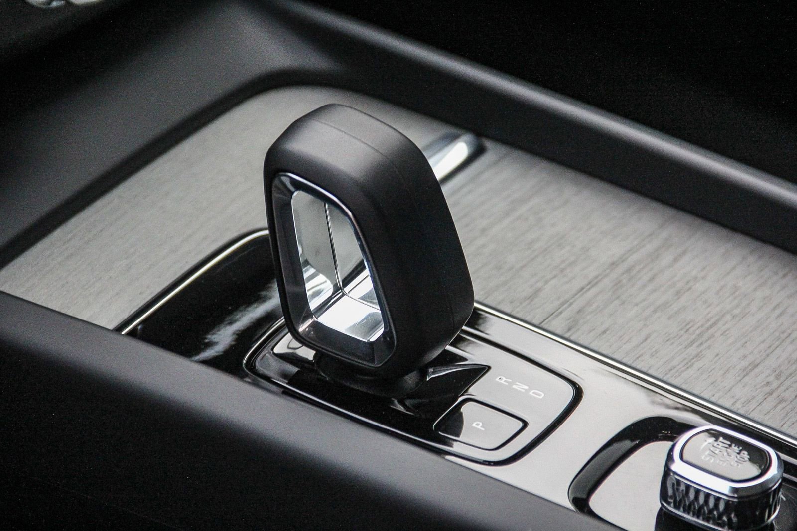 Used 2025 Volvo XC60 B5 Plus image 21