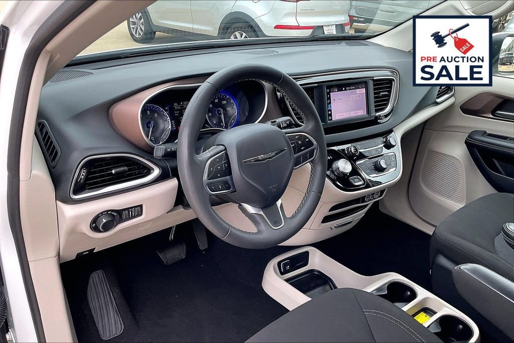 Used 2023 Chrysler Voyager LX FWD image 13