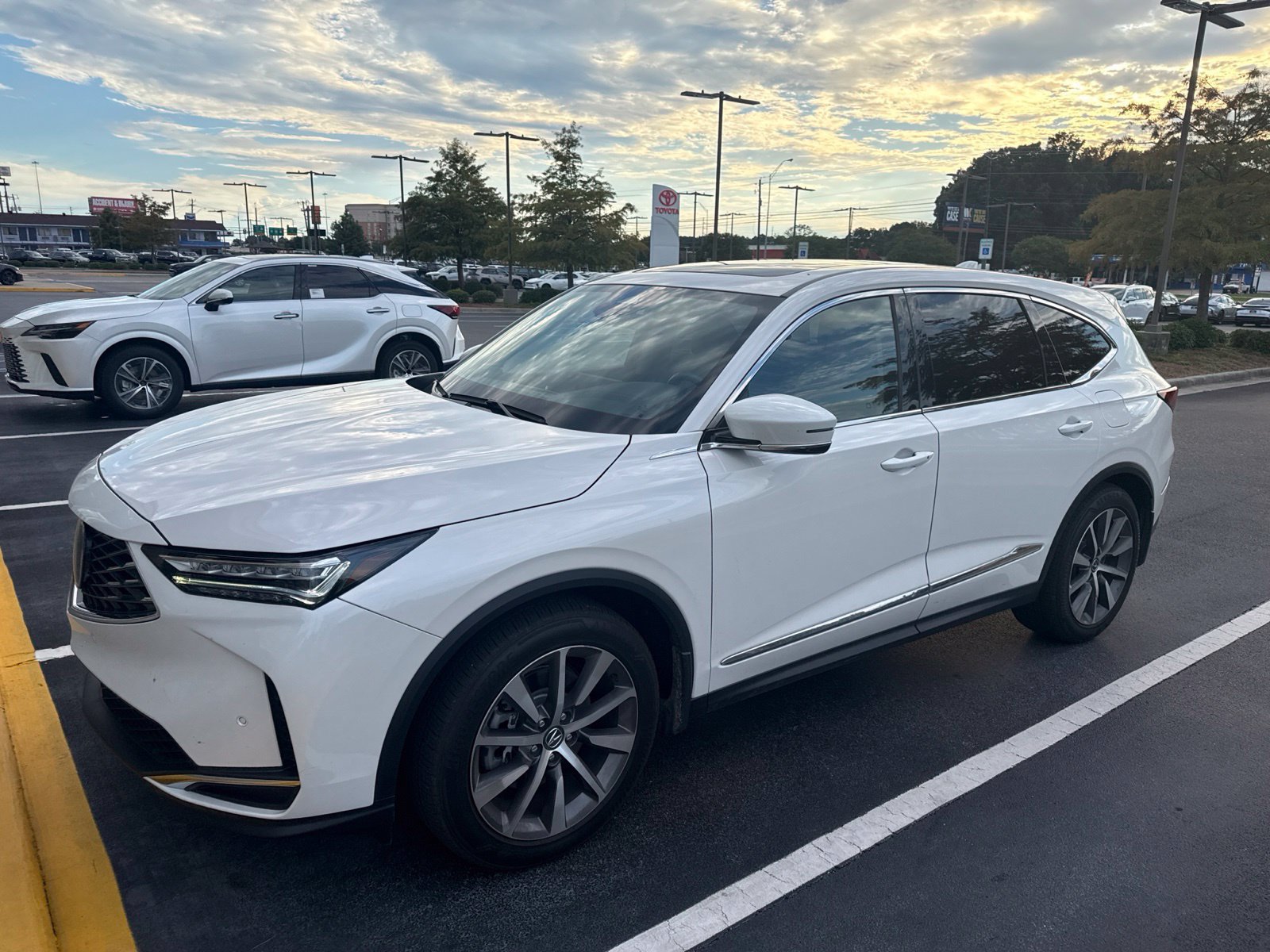 Used 2025 Acura MDX w/ Technology Package FWD image 3