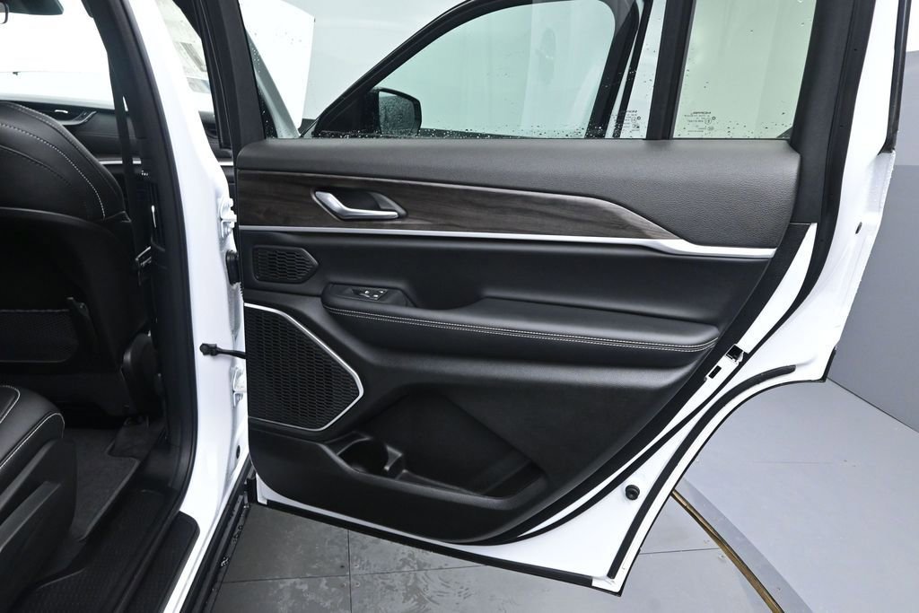 New 2026 Jeep Grand Cherokee L Limited w/ Limited Altitude Package AWD/4WD image 18