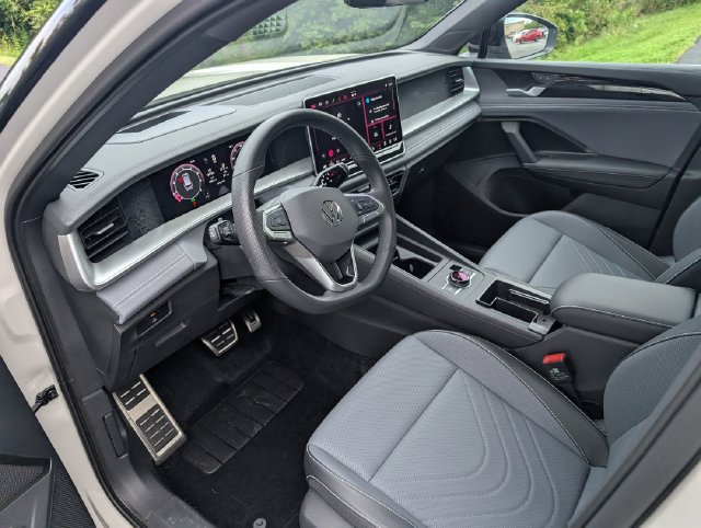Used 2026 Volkswagen Tiguan SE R-Line FWD image 13